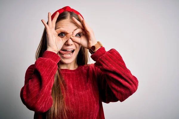 Jeune Belle Femme Rousse Portant Pull Décontracté Rouge Diadème Sur — Photo