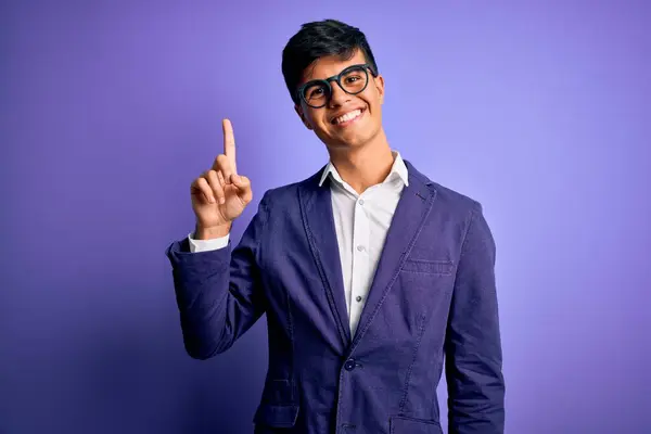 Joven Hombre Negocios Guapo Con Chaqueta Gafas Sobre Fondo Púrpura —  Fotos de Stock