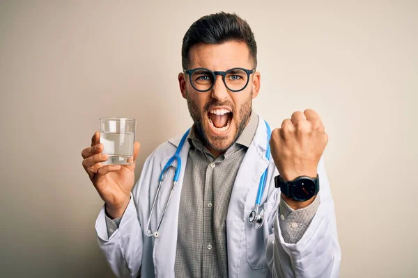 Jovem Médico Homem Vestindo Estetoscópio Beber Copo Água Fresca Sobre — Fotografia de Stock