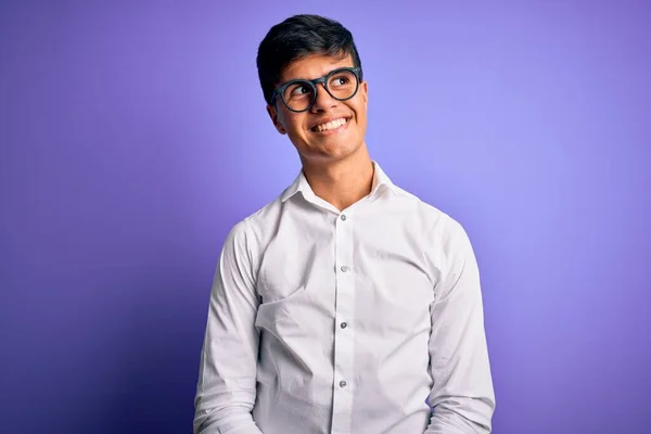 Молодой Привлекательный Бизнесмен Рубашке Очках Изолированном Фиолетовом Фоне Смотрит Сторону — стоковое фото
