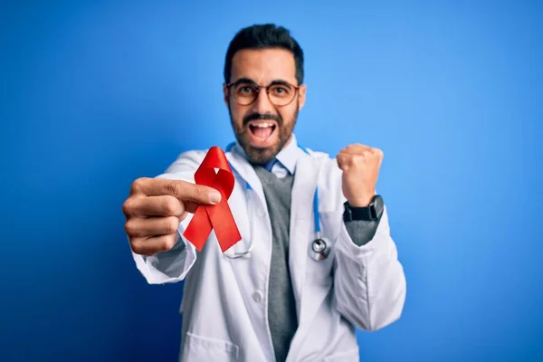 Jovem Médico Bonito Homem Com Barba Vestindo Estetoscópio Segurando Fita — Fotografia de Stock