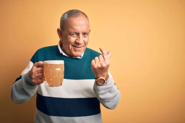 Senior Knappe Man Drinken Pot Bier Staande Geïsoleerde Gele Achtergrond — Stockfoto
