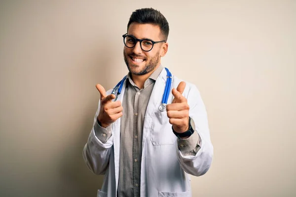 Νεαρός Γιατρός Άνδρας Φορώντας Γυαλιά Ιατρική Λευκή Ρόμπα Και Στηθοσκόπιο — Φωτογραφία Αρχείου