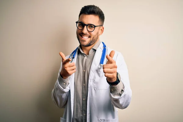 Homem Jovem Médico Vestindo Óculos Roupão Branco Médico Estetoscópio Sobre — Fotografia de Stock