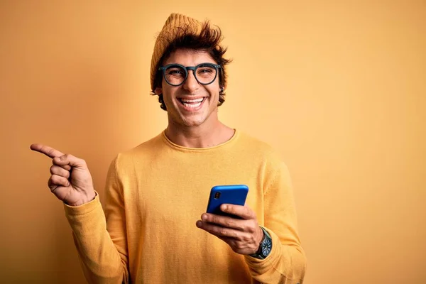 Akıllı Telefon Kullanan Genç Bir Adam Izole Edilmiş Sarı Arka — Stok fotoğraf