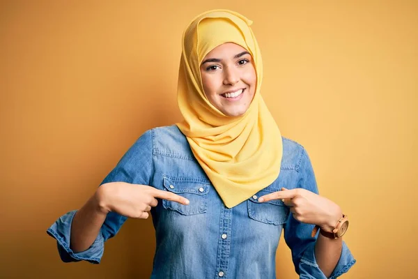 Junges Schönes Mädchen Mit Muslimischem Hijab Das Vor Isoliertem Gelben — Stockfoto