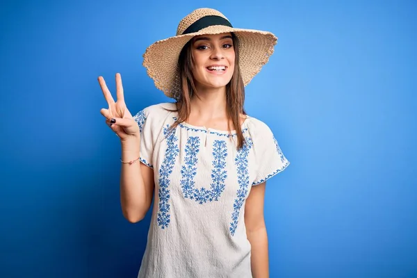 Junge Schöne Brünette Frau Lässigem Shirt Und Sommermütze Vor Blauem — Stockfoto