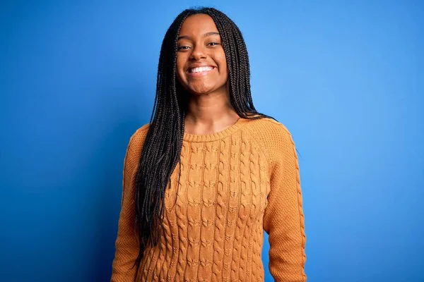 Jonge Afro Amerikaanse Vrouw Met Casual Gele Trui Die Een — Stockfoto