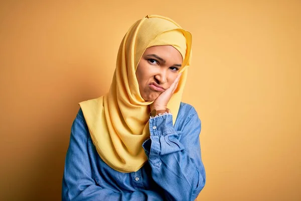 Jovem Mulher Bonita Com Cabelo Encaracolado Vestindo Árabe Tradicional Hijab — Fotografia de Stock