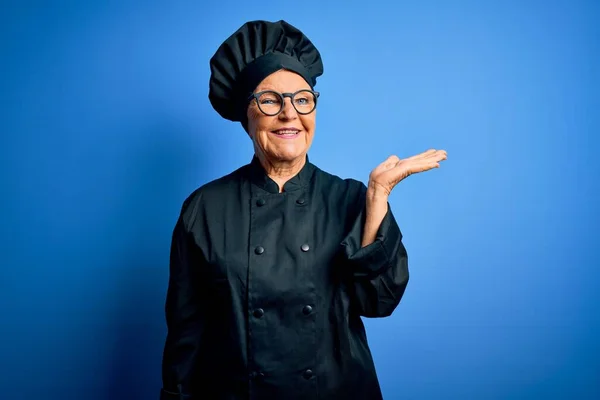 Senior Belle Femme Chef Aux Cheveux Gris Portant Uniforme Cuisinière — Photo