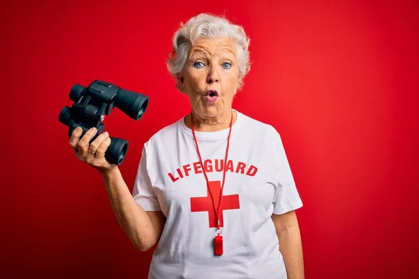 Senior Gyönyörű Ősz Hajú Életmentő Használ Távcső Síp Felett Piros — Stock Fotó