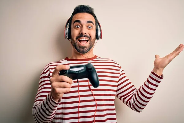 턱수염을 기르고 비디오 게임을 잘생긴 조이스틱 헤드폰을 사용하여 행복하고 모습으로 — 스톡 사진