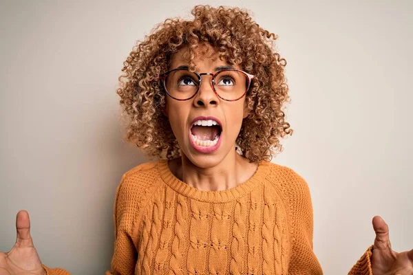 Mladá Afroameričanka Neformálním Svetru Brýlích Bílém Pozadí Šíleně Šíleně Křičela — Stock fotografie
