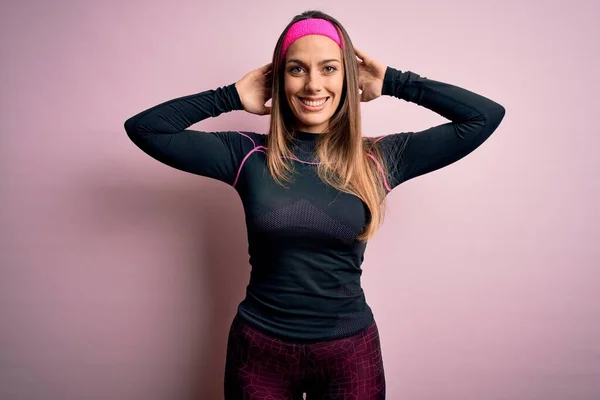 Joven Rubia Fitness Mujer Usando Ropa Entrenamiento Deportivo Sobre Fondo — Foto de Stock
