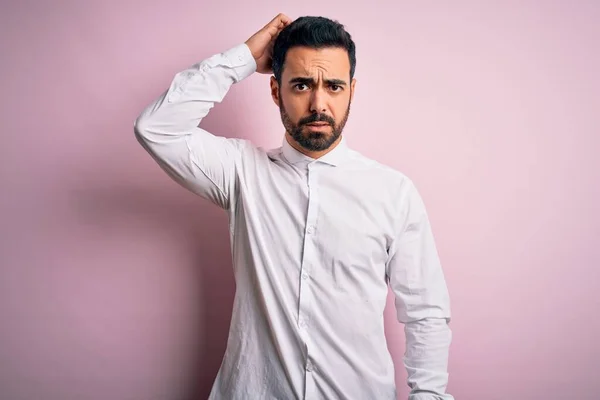 Homem Bonito Jovem Com Barba Vestindo Camisa Casual Sobre Fundo — Fotografia de Stock