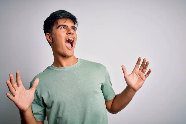 Junger Gutaussehender Mann Lässigem Shirt Der Vor Isoliertem Weißen Hintergrund — Stockfoto