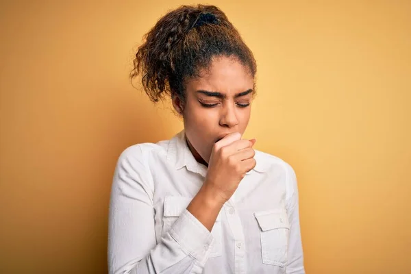 Ung Vacker Afrikansk Amerikansk Flicka Bär Casual Skjorta Står Över — Stockfoto