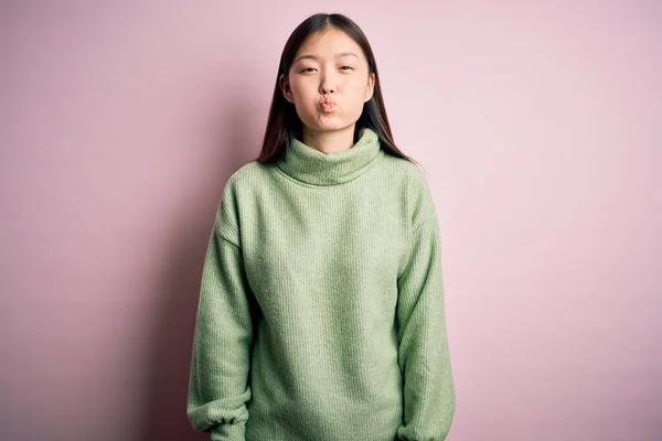 초록색 스웨터를 아리따운 분홍색 풀칠을 우스운 얼굴을 공기가 — 스톡 사진