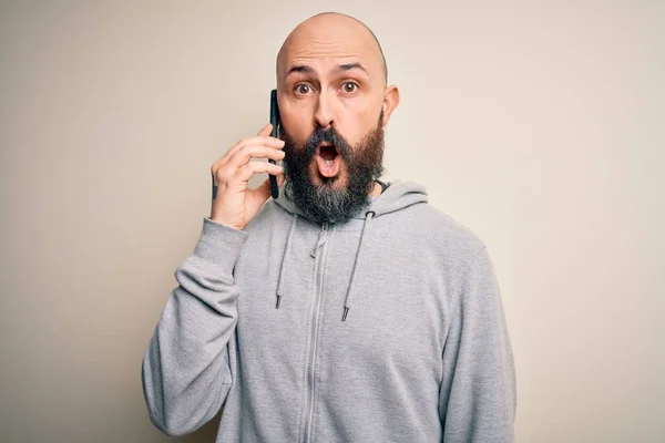 Bonito Homem Careca Com Barba Conversando Smartphone Assustado Choque Com — Fotografia de Stock