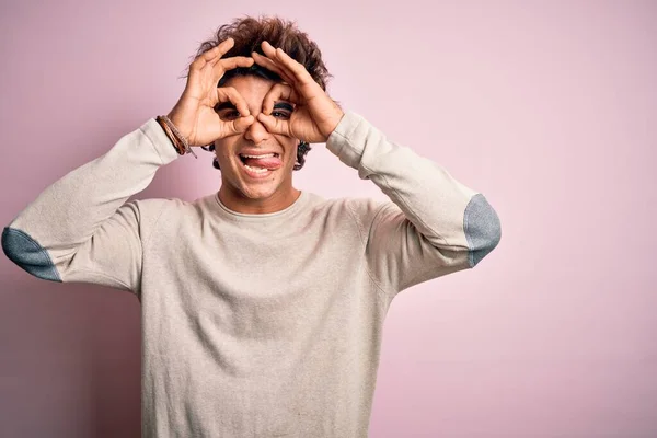 Joven Hombre Guapo Usando Una Camiseta Casual Pie Sobre Fondo —  Fotos de Stock