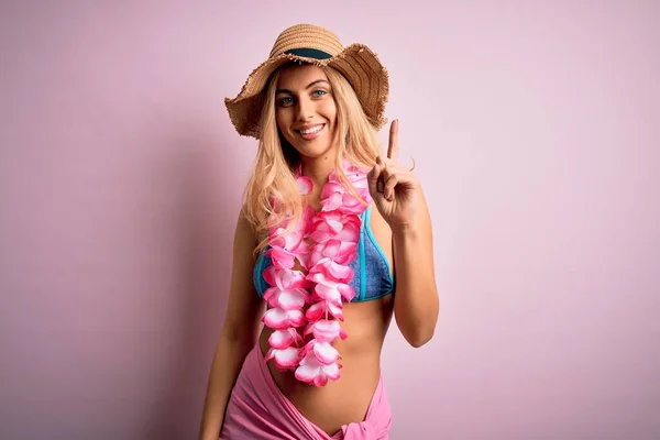 Young Beautiful Blonde Woman Vacation Wearing Bikini Hat Hawaiian Lei — Stock Photo, Image