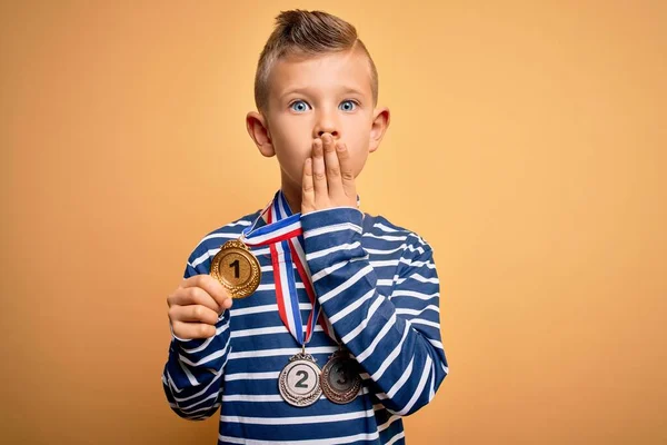Küçük Beyaz Çocuk Ödül Yarışması Madalyalarını Sarı Arka Plan Kapağına — Stok fotoğraf