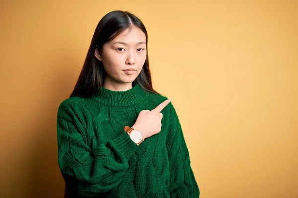 Young Beautiful Asian Woman Wearing Green Winter Sweater Yellow Isolated — Stock Photo, Image