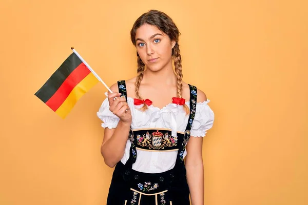 Piękna Blondynka Patriotyczna Kobieta Niebieskimi Oczami Nosząca Sukienkę Octoberfest Trzymająca — Zdjęcie stockowe