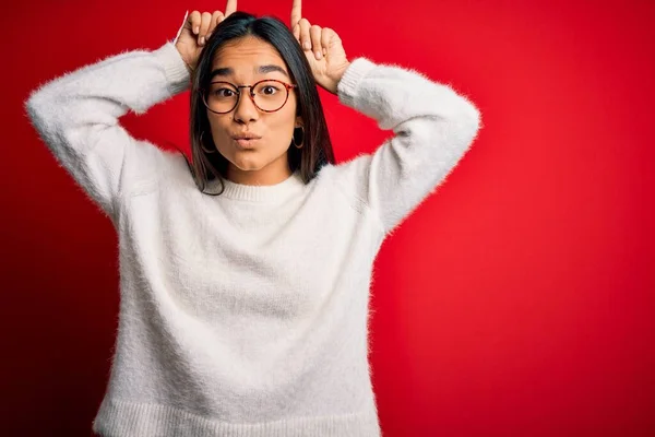 Jong Mooi Aziatisch Vrouw Dragen Casual Trui Bril Rood Achtergrond — Stockfoto