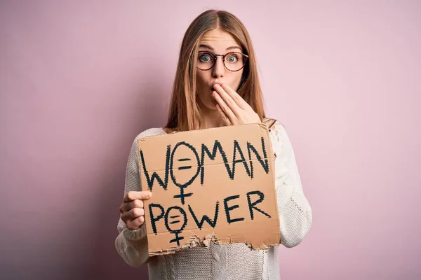 Joven Hermosa Pelirroja Pidiendo Los Derechos Las Mujeres Sosteniendo Pancarta —  Fotos de Stock