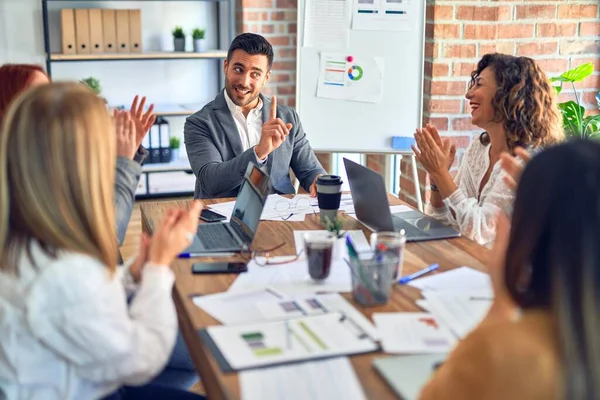 Grupo Trabajadores Negocios Sonriendo Felices Confiados Trabajando Juntos Con Sonrisa — Foto de Stock