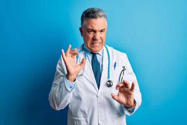 Średniego Wieku Przystojny Siwowłosy Lekarz Noszący Płaszcz Niebieski Stetoskop Odrażający — Zdjęcie stockowe