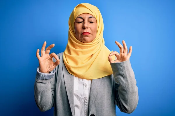 Středního Věku Brunetka Obchodní Žena Nosí Muslimský Tradiční Hidžáb Přes — Stock fotografie