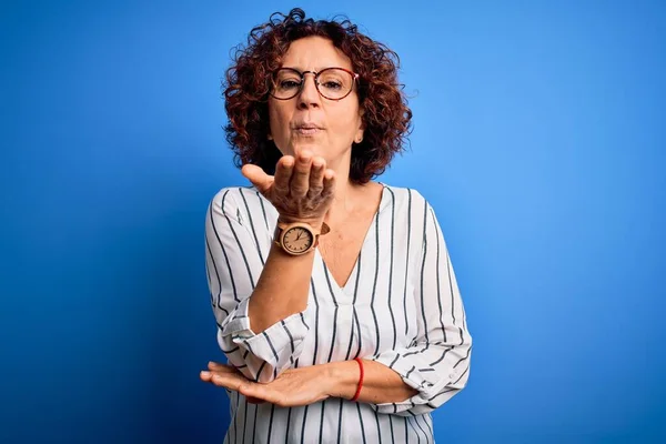 Mulher Cabelo Encaracolado Bonita Meia Idade Vestindo Camisa Listrada Casual — Fotografia de Stock