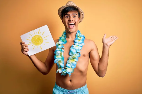 Turista Hombre Vacaciones Vistiendo Trajes Baño Flores Lei Hawaiano Sosteniendo — Foto de Stock