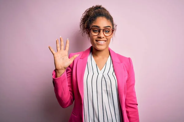 Belle Femme Affaires Afro Américaine Portant Une Veste Des Lunettes — Photo