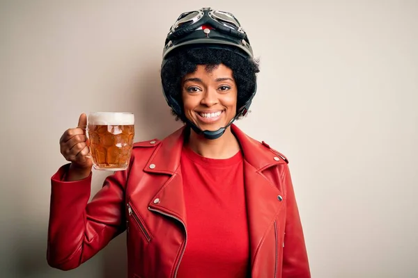 若いアフリカ系アメリカ人のアフリカ系アメリカ人のオートバイの女性は 幸せな顔をしたビールのカールを飲み 歯を示す自信を持って笑顔で微笑む — ストック写真