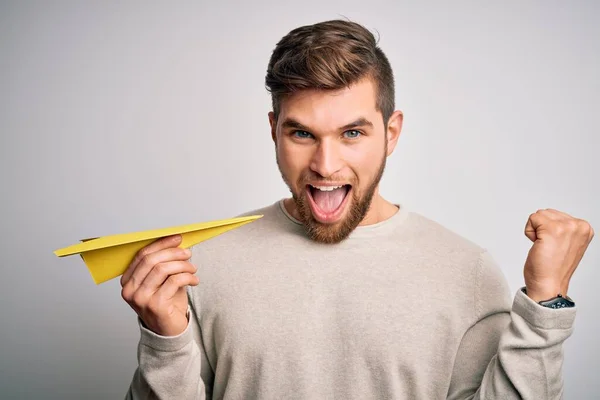 Giovane Uomo Biondo Con Barba Gli Occhi Azzurri Tenendo Aereo — Foto Stock