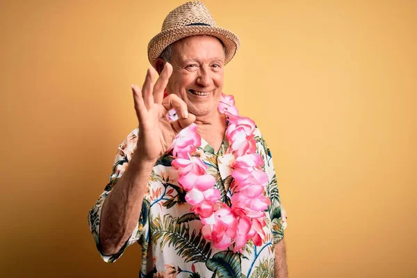 Γκρι Μαλλιά Ανώτερος Άνθρωπος Φορώντας Καλοκαιρινό Καπέλο Και Χαβάη Lei — Φωτογραφία Αρχείου