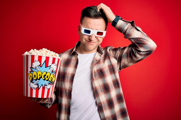 Mladý Pohledný Běloch Brýlích Pojídající Popcorn Zmatený Přemýšlející Otázce Nejistý — Stock fotografie