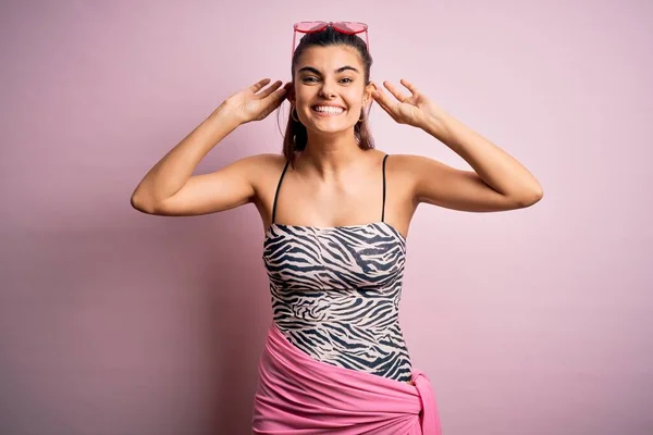 Junge Schöne Brünette Frau Urlaub Badeanzug Über Rosa Hintergrund Lächeln — Stockfoto