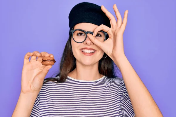 Menina Bonita Nova Vestindo Óculos Boina Moda Segurando Macaron Doce — Fotografia de Stock