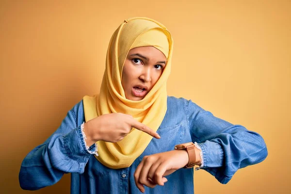 Joven Hermosa Mujer Con Pelo Rizado Usando Árabe Hijab Tradicional — Foto de Stock