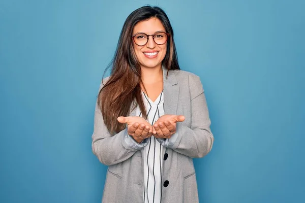 Jonge Latijns Amerikaanse Zakenvrouw Met Een Bril Een Blauwe Geïsoleerde — Stockfoto