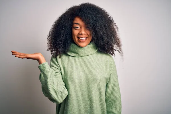 Jonge Mooie Afrikaanse Amerikaanse Vrouw Met Afro Haar Dragen Groene — Stockfoto