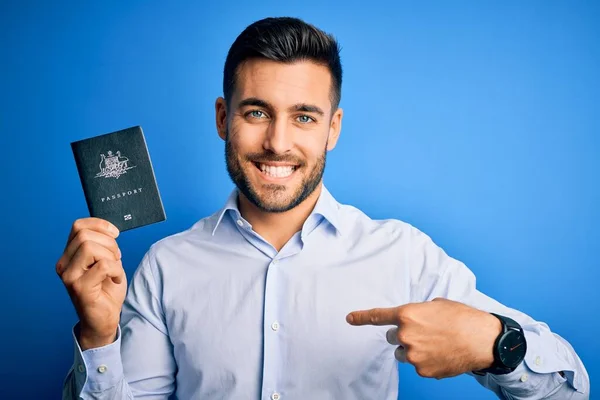 Jovem Turista Bonito Segurando Austrália Australiano Passaporte Sobre Fundo Azul — Fotografia de Stock