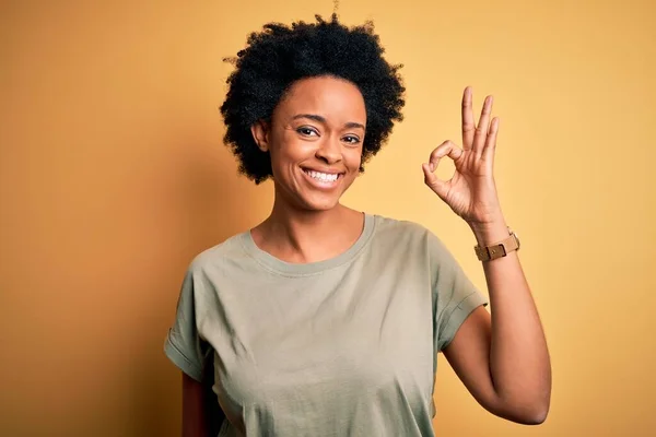 Молода Афро Американська Афро Жінка Кучерявим Волоссям Випадковій Футболці Посміхається — стокове фото