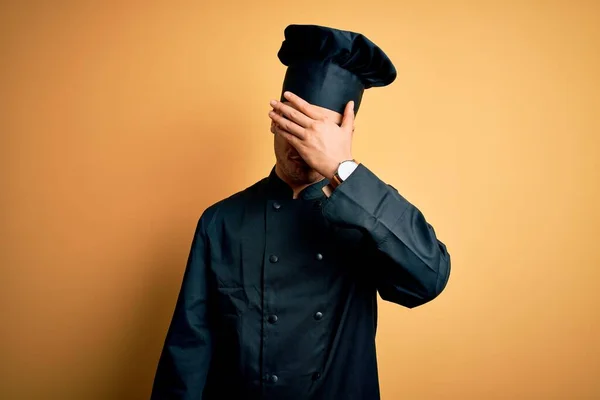 Jovem Chef Brasileiro Vestindo Uniforme Fogão Chapéu Sobre Fundo Amarelo — Fotografia de Stock
