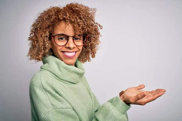 Balıkçı yaka kazak giyen ve avuçlarını açıp fotokopi alanını gösteren gözlüklü güzel afro-amerikalı kadın, mutlu bir şekilde gülümseyen bir reklam sunuyor.