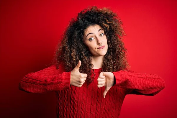 Mulher Bonita Nova Com Cabelo Encaracolado Piercing Vestindo Camisola Vermelha — Fotografia de Stock